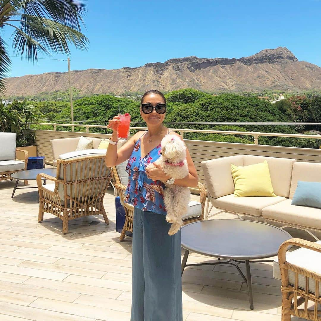 マキ・コニクソンさんのインスタグラム写真 - (マキ・コニクソンInstagram)「Queen Kapiolani Hotelの三階にある”The Deck Waikiki”にランチに来たよ！ 最近ね色々な角度から見る絶景ダイアモンドヘッドの写真を撮ってます！ここから見るヘッド様も素晴らしい！風の通りが良いのか心地良い風がとっても気持ち良かった！まったり出来る空間！😊 #ハワイのおすそ分け🤙🏼 #気持ちの良いレストラン #お子ちゃま連れにお勧め🤙🏼」6月11日 9時34分 - makikonikson