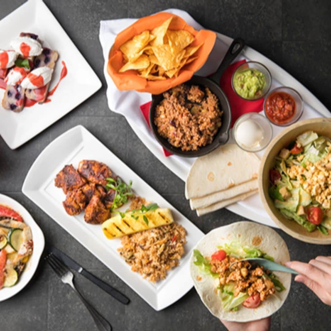 Courtyard by Marriott Tokyoのインスタグラム：「Summer Gathering "Tokyo Exciting Summer" at LAVAROCK. It's a chef’s recommended group dinner course. 😋🍴🍽️ ラヴァロックの夏のギャザリング『東京エキサイティングサマー』はシェフおすすめのグループディナーコースです。😀🍴🍾😋#ディナー #dinner #レストラン #restaurant #人気メニュー #グリル料理 #ホテル #銀座 #ginza #cytokyo」