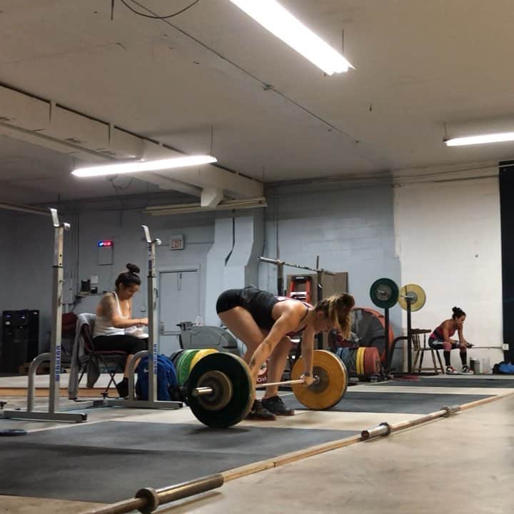 マッティ・ロジャーズのインスタグラム：「These may be my actual nemesis, but at least they’re getting better ¯\_(ツ)_/¯ I’m calling this a PR because I’ve never done heavier power position snatch dubs before & it makes me feel better OKAY. 90kg/198lbs x 2 with end comments left in for your enjoyment. Feat. A less nasty work set from earlier in the workout」