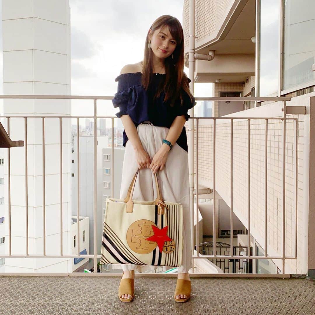 のインスタグラム：「おニューのバッグをゲット👜✨安くて可愛い#toryburch 💓仕事用にパソコン入れて使ってます☺️ ・ tops #mischmasch bottom #nine shoes #stola bag #toryburch ・・・ #instafashion #fashion #coordinate #instacoordinate #outfit #ootd #ファッション #コーディネート #ol #olコーデ #오오티디 #데일리룩」