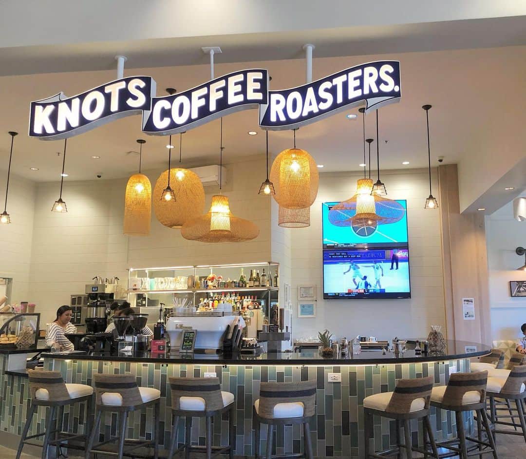 マキ・コニクソンさんのインスタグラム写真 - (マキ・コニクソンInstagram)「ランチの後は一階の”knots  Coffee Roasters” でTea Latteをオーダーしました！ 発見！☝🏼ここのパイナップル柄の紙ストローが可愛い！🍍雰囲気もサーフチックで映えしますねー！📸 ワン様Welcomeのカフェです！👍🏼 #ハワイのおすそ分け🤙🏼 #ここのスタッフの女性が日本のお笑いの誰かに似てる気がしてならないのは私だけ？ #雰囲気はストーリーであげたよ！👍🏼」6月11日 9時44分 - makikonikson