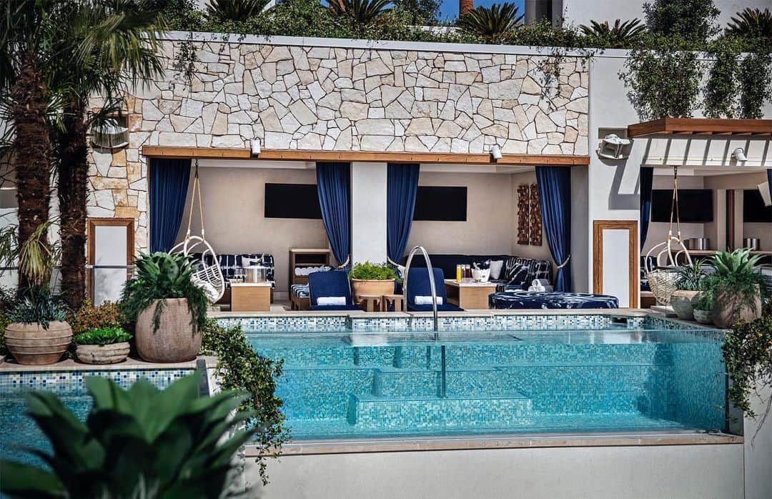 Palms Casino Resortのインスタグラム：「Good-bye resort fees, hello summer.  Book now and we'll waive your resort fee with this limited time offer. Swipe up on our story.」