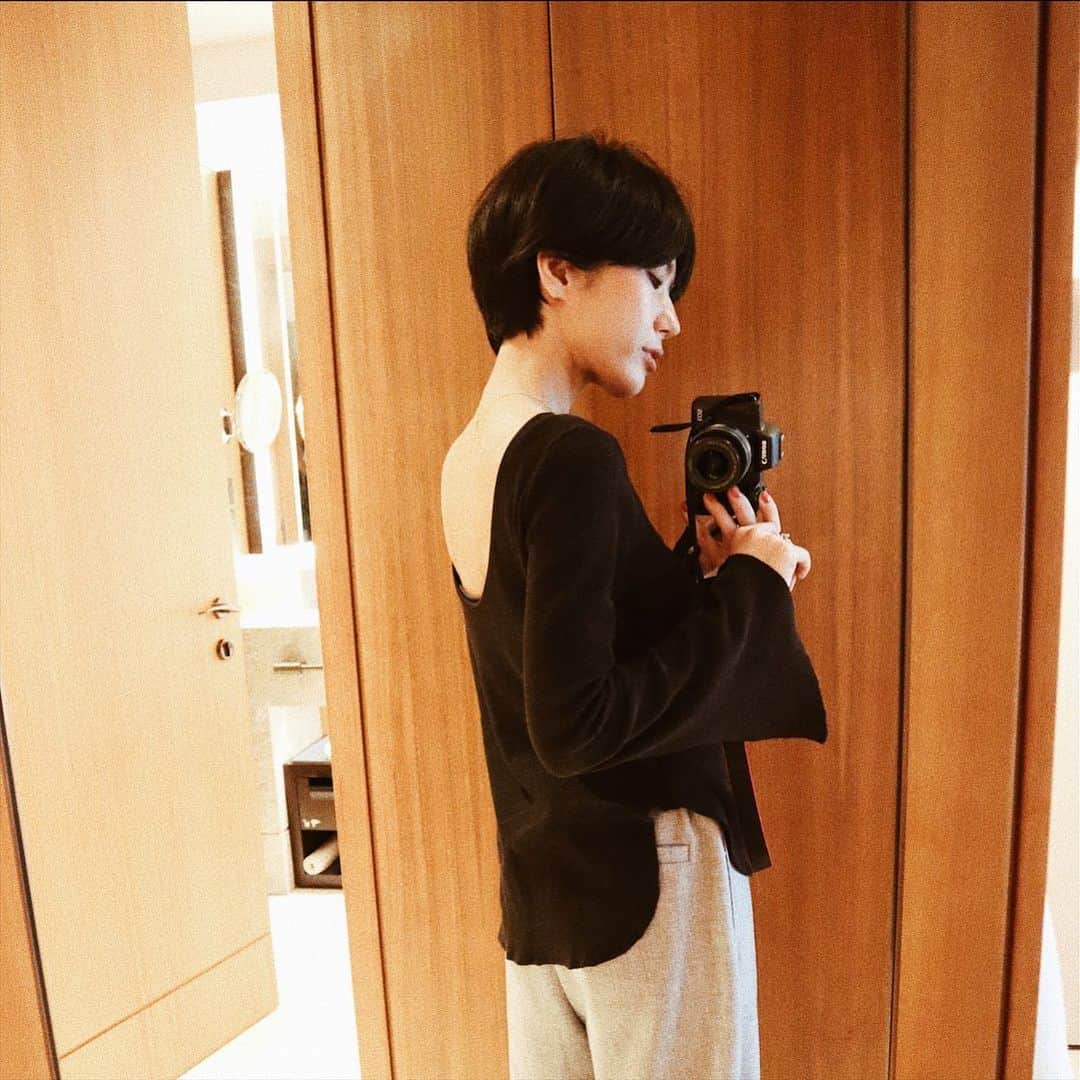 のインスタグラム：「🖤 * 2週連続の人気アイテムの予約へ沢山のオーダーを頂きありがとうございました☺️🙏 * 少し先にはなりますが、楽しみにお待ち頂けると嬉しいです☺︎ * 今週、木曜はお問合せの多い人気アイテムの再入荷やPOPUPで先行発売していたものがwebに入荷します！！ * 写真のバックオープンサーマルTも入荷します♡ * また新作も紹介させて下さい。 * #masaco服  #MACHATT」