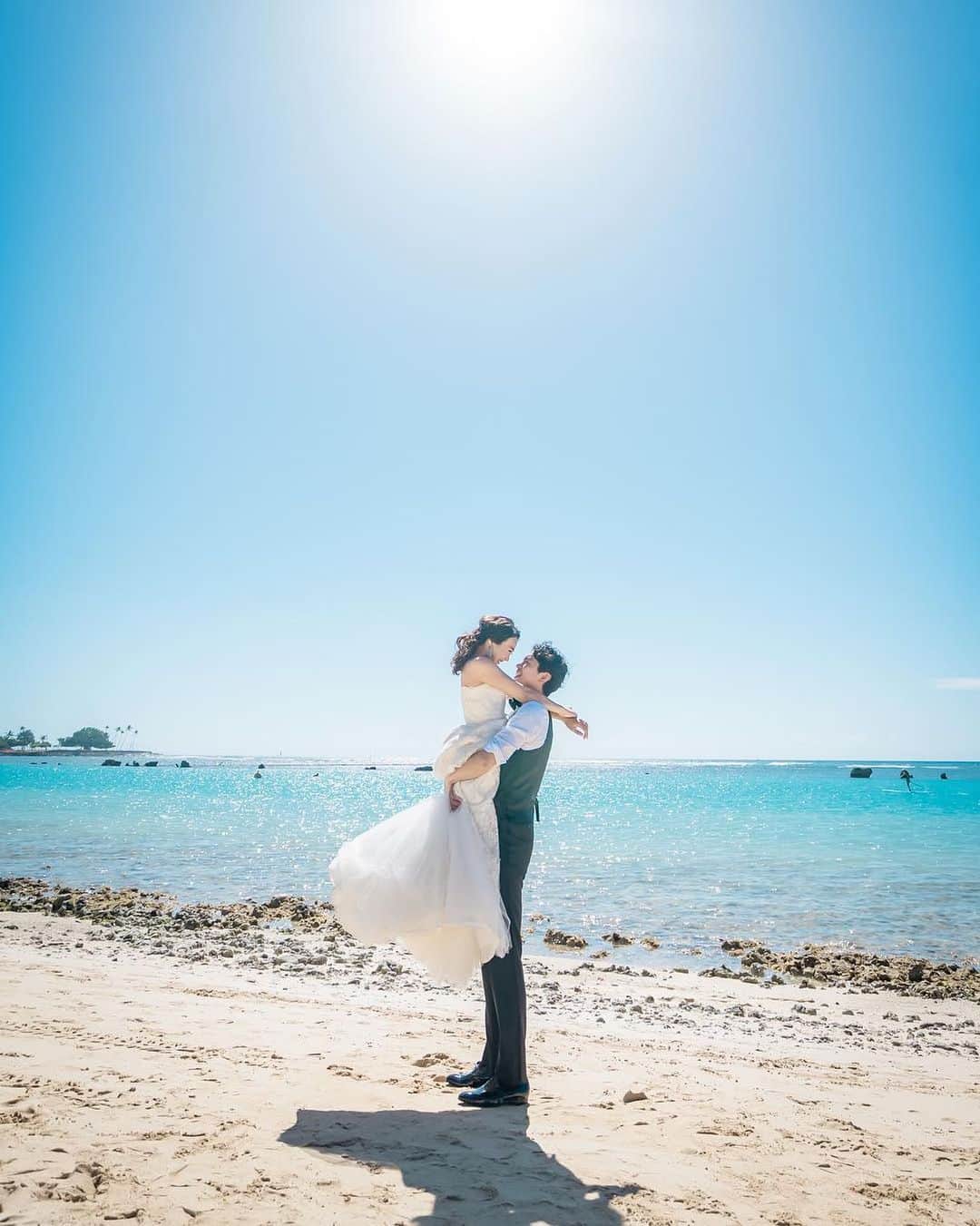 ARLUIS WEDDINGさんのインスタグラム写真 - (ARLUIS WEDDINGInstagram)「− ハワイのビーチにて とっても素敵なお写真を発見♡ 新郎新婦の抱っこショットは憧れますよね。 . . . ▪️#arluiswedding ▪️Couple：@asahi_wedding ▪️Area：#HAWAII ▪️Chapel：#THEMOANACHAPEL . . . . ＿＿＿＿＿＿＿＿＿＿＿＿＿＿＿＿＿＿＿＿＿＿＿＿＿＿ − #MOANA #ザモアナチャペル #モアナチャペル #モアナサーフライダー − #resortwedding #beachwedding #海外ウェディング #リゾートウエディング #ハワイウエディング #ハワイ挙式 − #ロケーションフォト #ロケフォト #ビーチフォト − #ハワイ − #weddingphoto #photowedding − #プレ花嫁#結婚式#家族婚 #卒花 #結婚式の思い出にひたる会 #プレ花嫁さんと繋がりたい #アールイズ花嫁」6月11日 9時53分 - arluiswedding