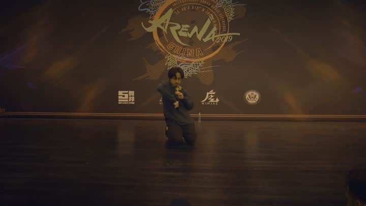 ショーン・エバリストのインスタグラム：「Failure is a part of the process.🗿 . . . . Taken place @arenadancecomp created by @kinjaz & @sinostage  Filmed by @vibrvncy  Music by @johnmayer “Gravity”」