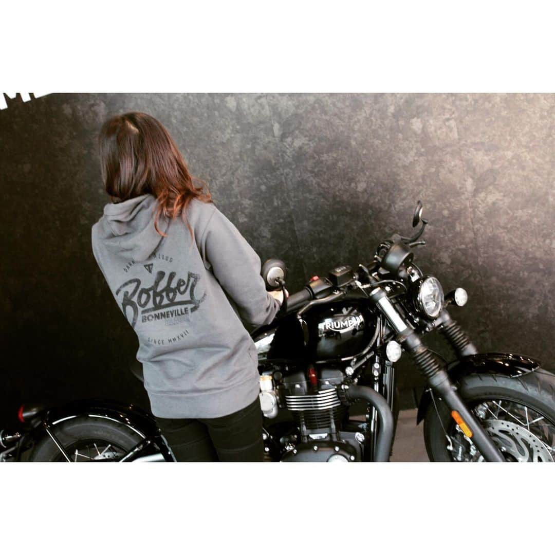 采女華さんのインスタグラム写真 - (采女華Instagram)「雨、やみましたよ🗣 . 🏍💨 . https://store-triumph-tokyo.jp/  #triumphtokyo #triumph #triumphbobber  #bobberblack #bobber #motorcycle」6月11日 9時56分 - 87uneme