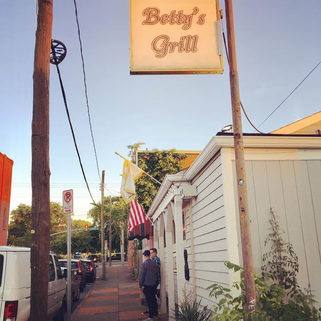 PINKY DOODLE POODLEさんのインスタグラム写真 - (PINKY DOODLE POODLEInstagram)「We arrived at tonight’s venue “Betty’s Grill” in Nashville, TN!! Come and join us! . . . #pinkydoodlepoodle  #pdp  #ustour2019  #highenergyrocknroll  #livemusic #rockmusic #rock #rockband  #japanese #japaneserockband #ustour #livetour  #tourlife #musicianlife #musician #gibsonguitars #gibsonbass #gibson #eb3 #lespaul #marshallamps #vintage #femalebassist #femalevocalist」6月11日 9時58分 - pinkydoodlepoodle