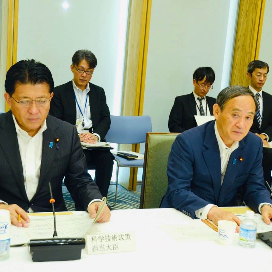 平井卓也さんのインスタグラム写真 - (平井卓也Instagram)「今朝は官邸での「第５回統合イノベーション戦略推進会議」からスタート。 「統合イノベーション戦略2019」の素案について議論を行いました。また、これまで有識者会議で検討を進めてきた「ＡＩ戦略」及び「バイオ戦略」について説明し、了承を頂きました。次に、創業については、私、世耕経済産業大臣、柴山文部科学大臣で「スタートアップ・エコシステム拠点形成戦略」を取りまとめ、報告いたしました。 会議では、菅官房長官から、 １）「統合イノベーション戦略2019」について、速やかに取りまとめること。特に、イノベーション関連の司令塔機能強化について早急に検討すること。 ２）「ＡＩ戦略」、「バイオ戦略」については、関係大臣と協力して着実に実行すること。 ３）創業については、「スタートアップ・エコシステム拠点形成戦略」について政府一丸となって取組むこと。 ４）「量子技術イノベーション」、「安全・安心分野」、「革新的環境イノベーション戦略」については、年末まで精力的に検討し、成果を取りまとめること。 ５）スマートシティについては、官民連携プラットフォームを早期に立ち上げ、取組を加速化すること。 について、指示がありました。引き続きしっかり取り組んでいきたい、と思います！ #平井卓也　#自民党　#統合イノベーション　#科学技術　#AI　#バイオ　#量子　#スタートアップ　#スマートシティ」6月11日 10時04分 - hiratakuchan0125