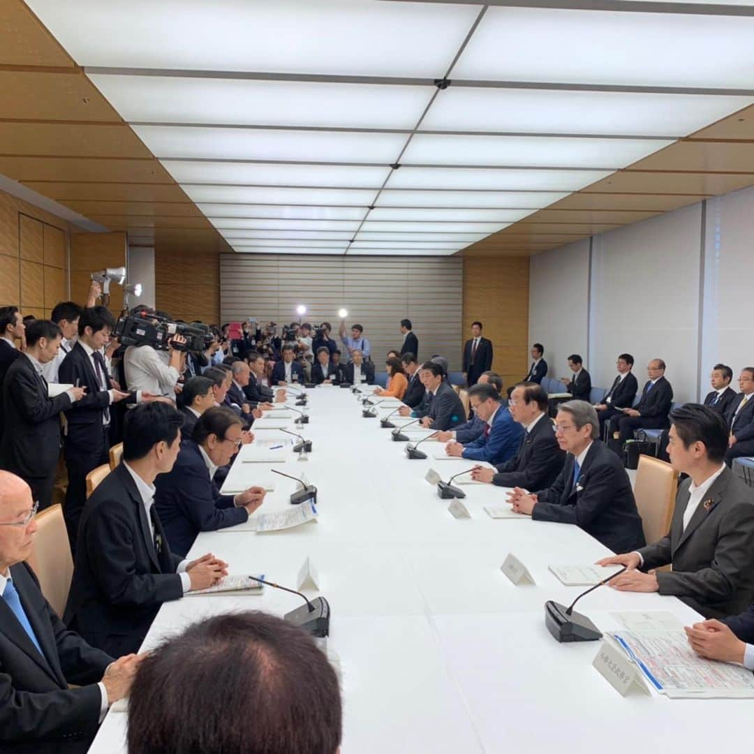 平井卓也さんのインスタグラム写真 - (平井卓也Instagram)「今朝は官邸での「第５回統合イノベーション戦略推進会議」からスタート。 「統合イノベーション戦略2019」の素案について議論を行いました。また、これまで有識者会議で検討を進めてきた「ＡＩ戦略」及び「バイオ戦略」について説明し、了承を頂きました。次に、創業については、私、世耕経済産業大臣、柴山文部科学大臣で「スタートアップ・エコシステム拠点形成戦略」を取りまとめ、報告いたしました。 会議では、菅官房長官から、 １）「統合イノベーション戦略2019」について、速やかに取りまとめること。特に、イノベーション関連の司令塔機能強化について早急に検討すること。 ２）「ＡＩ戦略」、「バイオ戦略」については、関係大臣と協力して着実に実行すること。 ３）創業については、「スタートアップ・エコシステム拠点形成戦略」について政府一丸となって取組むこと。 ４）「量子技術イノベーション」、「安全・安心分野」、「革新的環境イノベーション戦略」については、年末まで精力的に検討し、成果を取りまとめること。 ５）スマートシティについては、官民連携プラットフォームを早期に立ち上げ、取組を加速化すること。 について、指示がありました。引き続きしっかり取り組んでいきたい、と思います！ #平井卓也　#自民党　#統合イノベーション　#科学技術　#AI　#バイオ　#量子　#スタートアップ　#スマートシティ」6月11日 10時04分 - hiratakuchan0125