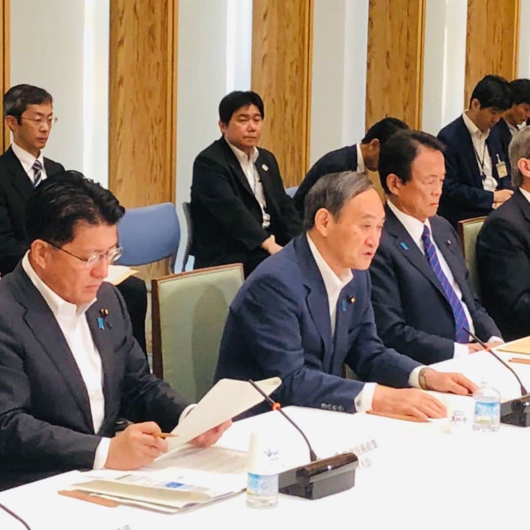 平井卓也さんのインスタグラム写真 - (平井卓也Instagram)「今朝は官邸での「第５回統合イノベーション戦略推進会議」からスタート。 「統合イノベーション戦略2019」の素案について議論を行いました。また、これまで有識者会議で検討を進めてきた「ＡＩ戦略」及び「バイオ戦略」について説明し、了承を頂きました。次に、創業については、私、世耕経済産業大臣、柴山文部科学大臣で「スタートアップ・エコシステム拠点形成戦略」を取りまとめ、報告いたしました。 会議では、菅官房長官から、 １）「統合イノベーション戦略2019」について、速やかに取りまとめること。特に、イノベーション関連の司令塔機能強化について早急に検討すること。 ２）「ＡＩ戦略」、「バイオ戦略」については、関係大臣と協力して着実に実行すること。 ３）創業については、「スタートアップ・エコシステム拠点形成戦略」について政府一丸となって取組むこと。 ４）「量子技術イノベーション」、「安全・安心分野」、「革新的環境イノベーション戦略」については、年末まで精力的に検討し、成果を取りまとめること。 ５）スマートシティについては、官民連携プラットフォームを早期に立ち上げ、取組を加速化すること。 について、指示がありました。引き続きしっかり取り組んでいきたい、と思います！ #平井卓也　#自民党　#統合イノベーション　#科学技術　#AI　#バイオ　#量子　#スタートアップ　#スマートシティ」6月11日 10時04分 - hiratakuchan0125