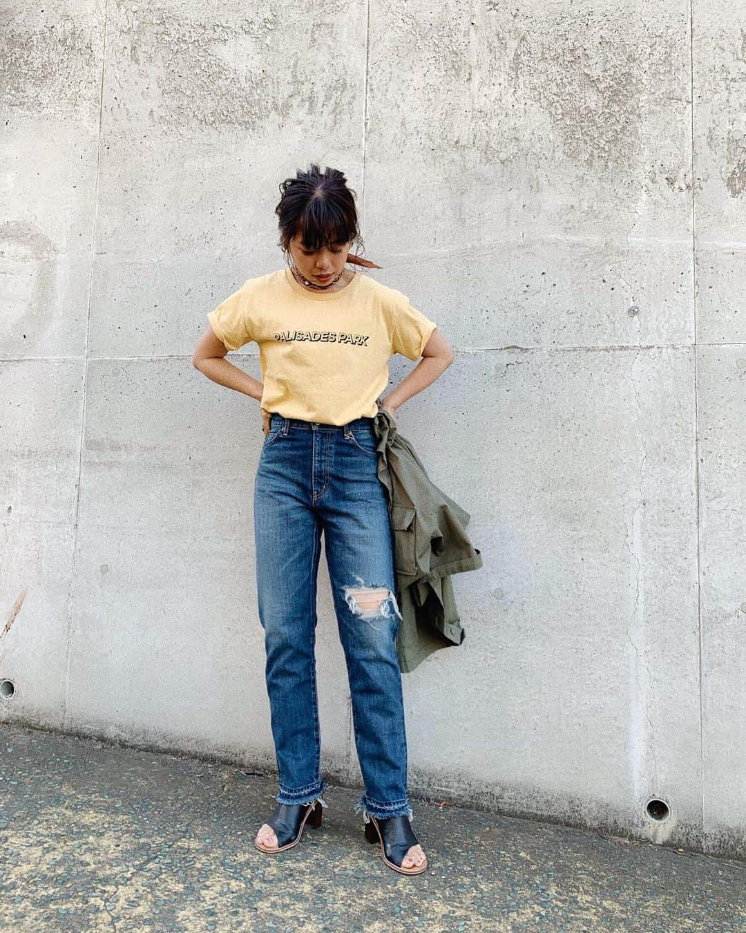 Ungrid staff snapさんのインスタグラム写真 - (Ungrid staff snapInstagram)「. "ららぽーとTOKYO BAY店 ARISA 153cm" . これからの時期映えるカラーTeeは シンプルにデニムとヒールサンダルで合わせると◎💛 . #バッグロゴTee イエロー ¥4,320(tax in) . #ヘムリメイクストレートデニム 24インチ ¥16,200(tax in) . @ungrid_staffsnap アイテムの詳細は画像のタグ🏷をチェック✔︎ . #ungrid #ungrid_staffsnap #code #styling #rinen #ungriddenim #denim #summer #spring #コーデ #デニム #ロゴT  #春 #夏 #スタッフ #スタイリング #Tシャツ #サンダル」6月11日 10時10分 - ungrid_staffsnap