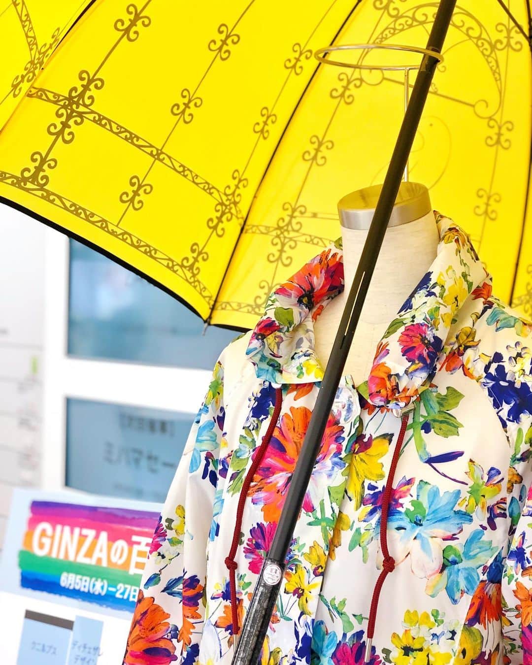 l.lily1013さんのインスタグラム写真 - (l.lily1013Instagram)「松屋銀座１階スペース・オブ・ギンザで開催中の 「GINZAの百傘会」で傘を買ってきました☂️ ・ 会場には150本の傘が飾られていて圧巻✨ 折りたたみ傘、日傘、ブランド傘、国産の職人傘、ビニール傘、雨がっぱ、傘用の袋など、 レイングッズがたくさん！ ・ 多くの人で賑わっていました😊 種類がたくさんで迷ったけど、 リントンの傘を広げた瞬間、コレだ！と思ったよ😊 赤いツイード柄で雨のどんよりした景色もパッと明るくしてくれそう☂️ 他の迷った候補も複数枚で載せておきます✨ ・ 6/27までなので見に行ってみてください✨ ・ ・ #松屋銀座#GINZA百傘会#matsuyaginza#傘#レイングッズ#銀座#銀座好き#ginza#梅雨#ママコーデ#大人カジュアル#大人カジュアルコーデ#カジュアルコーデ#30代コーデ#雨の日コーデ#きれいめコーデ#きれいめカジュアル#スポンサード This post is sponsored by Matsuya Co., Ltd.」6月11日 10時05分 - l.lily1013