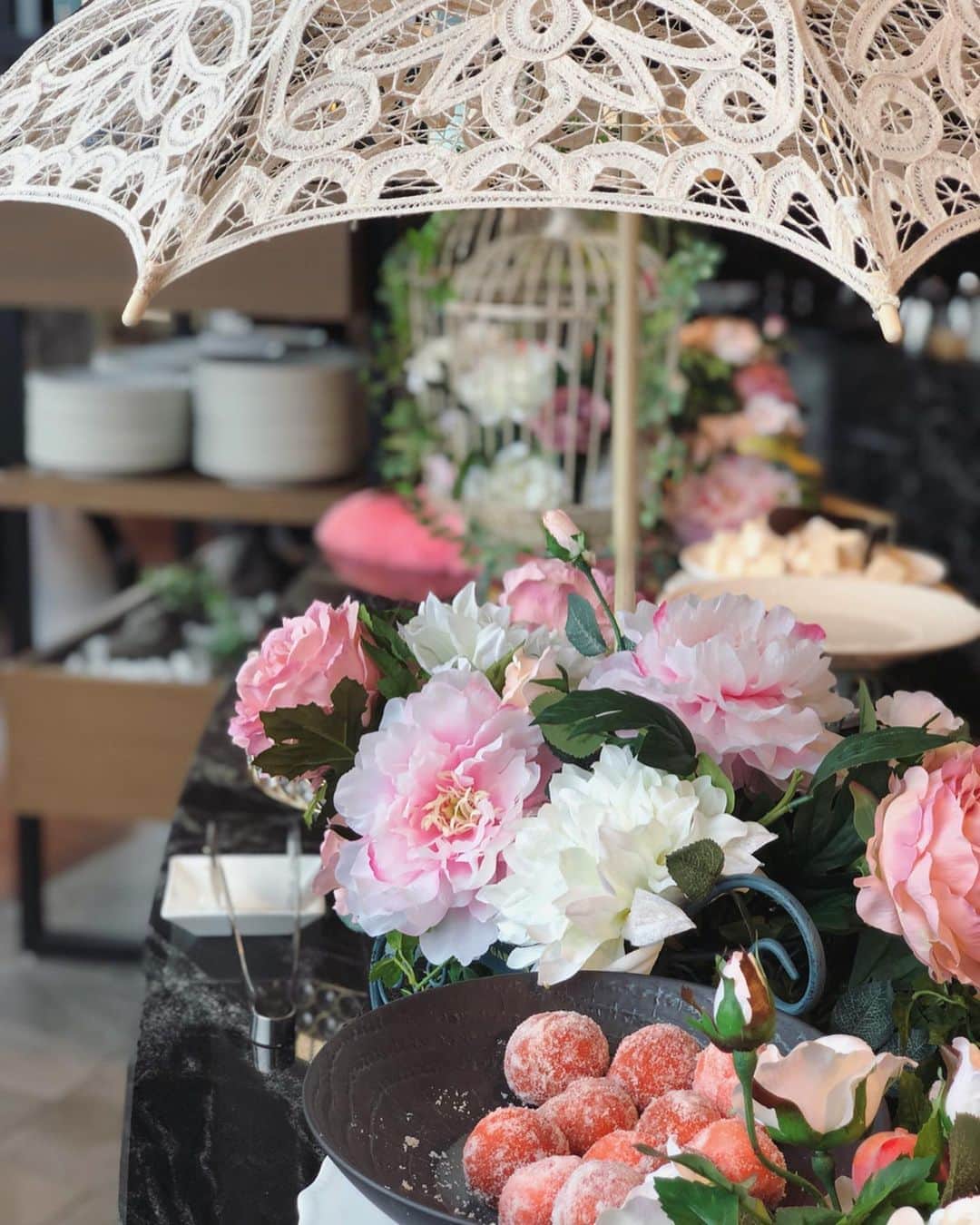 藤川沙弥さんのインスタグラム写真 - (藤川沙弥Instagram)「𓂃𖠚ᐝ﻿ ﻿ @conradosaka_jp の新しいsweets buffet﻿ 今回はテーマが Royal Pink Celebration💗﻿ 🌱🍑peach garden🍑🌱﻿ ということで、桃を中心とした﻿ サマーフルーツを使ったスイーツ達🍑🌷🏄🏼‍♀️🎟💒﻿ ﻿ そして、見た目もキュートなsweetsが﻿ 更に可愛い発言が止まらなくなっちゃう﻿ なんとも可愛すぎる乙女心がくすぐられる﻿ ピンクだらけの空間作りに目が♡でした‼︎😍💕﻿ ﻿ スウィーツは20種類くらいあって充実してたし﻿ セイボリーもお魚が美味しくてお代わり🤤﻿ ﻿ 📍6/1〜8/31まで﻿ 金土日・祝だけみたいだよ✍🏻﻿ ぜひいってみてね🥰💕」6月11日 10時12分 - s_a_y_a_p_i