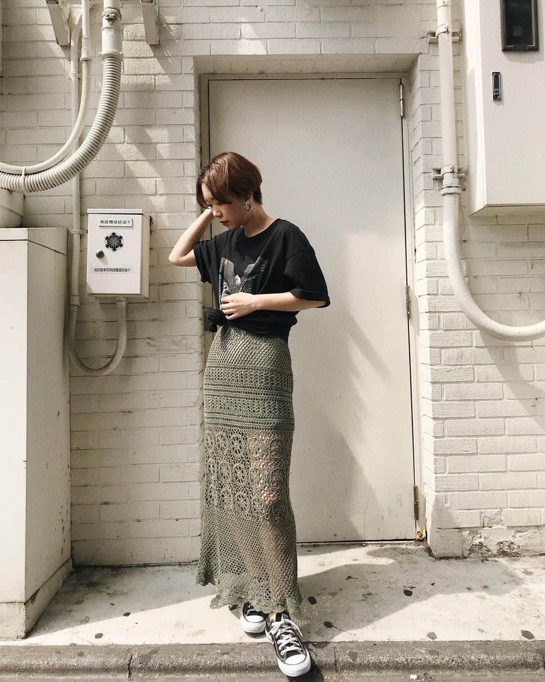 Ungrid staff snapさんのインスタグラム写真 - (Ungrid staff snapInstagram)「. "ルミネエスト新宿店 MIYABI 155cm" . かぎ針で丁寧に編まれたフィットスカートは裏地があえて短めな丈に設定され、肌見せして抜け感がある印象の1着 イーグルTeeと合わせることでカジュアルに着用頂けます🦅 . #イーグルプリントビッグTee ブラック ¥5,400(tax in) . #かぎ針ニットマキシスカート カーキ ¥16,200(tax in) . @ungrid_staffsnap その他アイテムの詳細は画像のタグ🏷をチェック✔︎ . #ungrid #ungrid_staffsnap #coordinate #styling #code #summer #staff #コーデ #Tシャツ #tシャツコーデ  #春 #夏 #スタッフ #スタイリング #zozotown #RUNWAYchannel」6月11日 10時19分 - ungrid_staffsnap