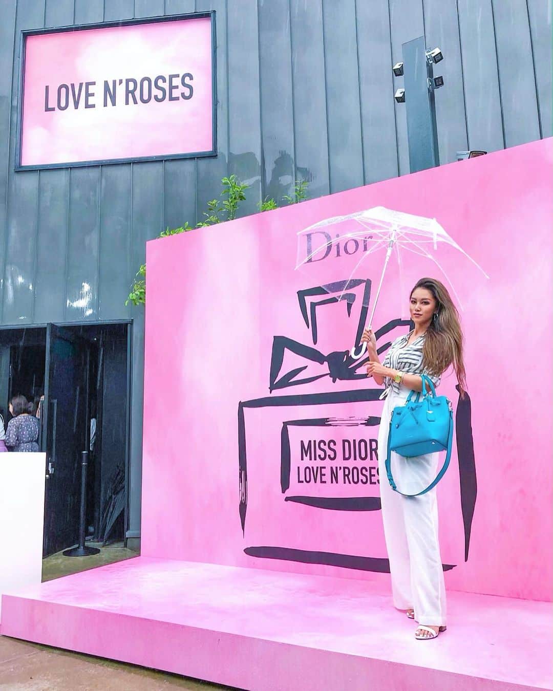 のインスタグラム：「#missdior#dior#ootd#missdior展覧会#missdiorexhibition#ミスディオール展覧会#ootd#rainyday#umbrella#umbrellastyle#dholic#exhibition#longhair#longhair#blogger#bloggerlife#bloggerstyle#オトナ女子」
