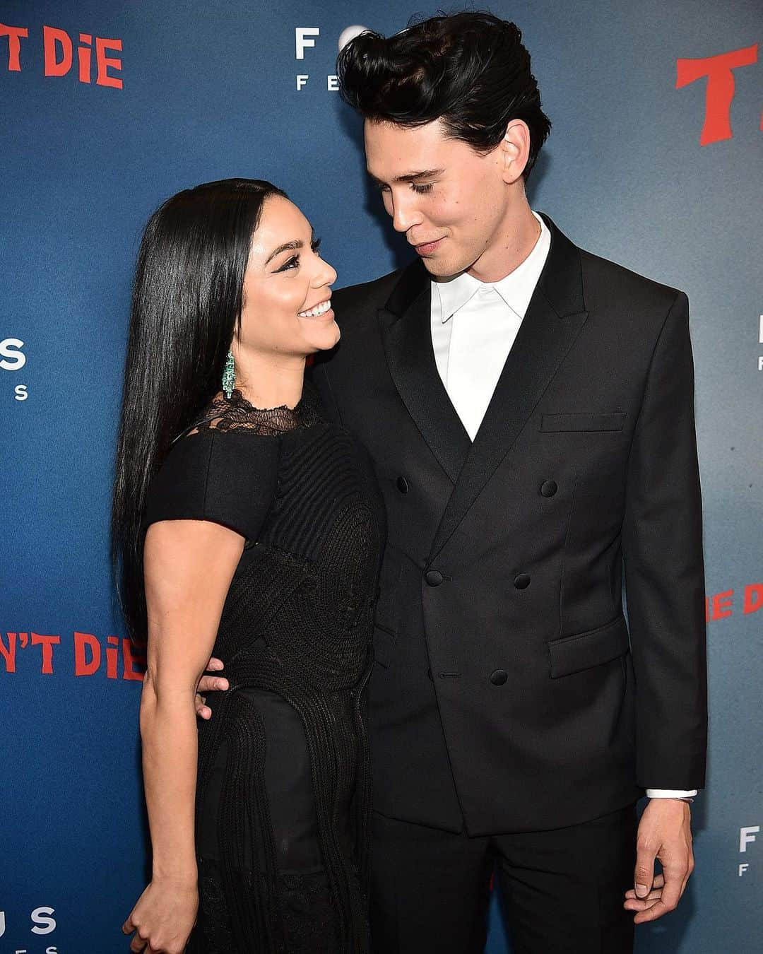 Just Jaredさんのインスタグラム写真 - (Just JaredInstagram)「@vanessahudgens wears @verawang while supporting boyfriend @austinbutler at the premiere of his movie @thedeaddontdie! #VanessaHudgens #AustinButler #VeraWang #TheDeadDontDie Photos: Getty」6月11日 10時36分 - justjared