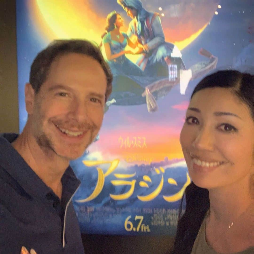 アンミカさんのインスタグラム写真 - (アンミカInstagram)「旦那様と【実写版・アラジン】映画デートへ🎬❤️ 数年前に、アニメ版アラジンの主題歌を歌うピーボ・ブライソンが来日した際に、主題歌の【ホール ニュー ワールド】をピーボとデュエットする機会を頂き大感激❤️ セリーヌ・ディオンとデュエットした【美女と野獣】で、グラミー賞を受賞したピーボの声は、優しく深く響き、鳥肌が立ったのを思い出しました✨ 実写版は、主役の三人のキャスティングが完璧で、すっごく感動ですよ✨ 。 #旦那様とピーボとのデュエット話に花が咲き車内でホールニューワールドを大合唱♫  #昔の写真はガラ携やから画像が荒い。。 #2枚目は魔法のランプを手に入れてほくそ笑むアンミカ #3枚目以降は6年前に来日した際にホールニューワールドをデュエットする機会を頂いた思い出写真🤳 #旦那様としばらくはカーペットを使ってアラジンごっこだな笑笑 #すぐに映画に影響されて遊ぶ二人❤️ #今晩は23時59分から0時59分まで日本テレビのうちのガヤがすみませんに出演！ @theodoremillertokyo」6月11日 10時43分 - ahnmikaofficial