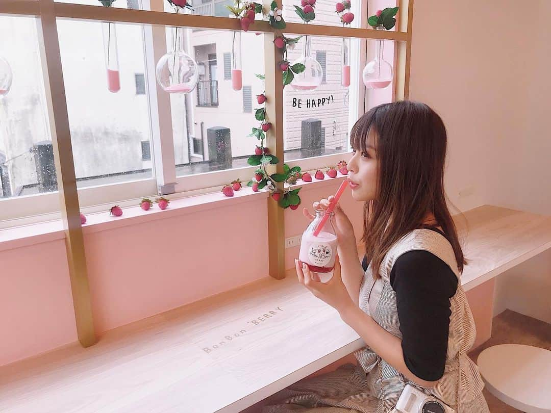 石倉侑芽さんのインスタグラム写真 - (石倉侑芽Instagram)「strawberry cafe🍓💓 . 熱海で見つけた可愛すぎるお店☺️ いちごづくしのメニューと ピンクで統一された店内は 可愛すぎる空間でとっても幸せでした🎀 全部めっちゃ美味しかった☺️ いちごミルクはごろごろ果実が入ってて 大好きな味でした(❁´◡`❁) . 平日やし土砂降りだったので 空いてたけど、普段の人気すごそう、、 熱海駅から歩いてすぐでした💕 . #熱海#熱海旅行#熱海プリン#bonbonberrycafe#strawberry #いちごスイーツ#pink#genic_cafe#genic_mag#カフェ巡り  #いちごBonBonBERRY熱海ハウス#ゆめちんぶらり旅」6月11日 10時40分 - yume8115