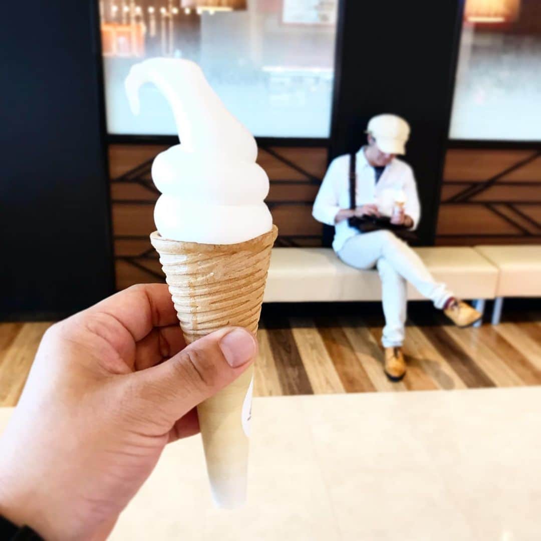 朝倉真司のインスタグラム：「今日明日はヨシンバ十数年ぶりの関西ツアー。西に向かっております。新東名運転しやすいわー（←運転してない）本当に久々の関西公演、現在の活動体制上これを逃すとまた暫く見られないこと確実です。今日は大阪心斎橋ジャニスにてツーマン、明日は京都SoleCafeにてアコースティックワンマン。是非ー！  サービスエリアでソフトクリームを買ったら西村も食ってた（吉井も食ってたことが判明）／SAでやってた中古CD市を物色する玉川さん／車の三列目が異常に狭いが慣れると快適で狭いところ好きなんだね自分と思う  6月11日(火)@ 大阪 心斎橋 Club Janus  OPEN：18:30　START：19:00 料金：3000円（+D代） 出演 : ヨシンバ／ANATAKIKOU松浦正樹+べべチオ平良氏+α サポートメンバー：隅倉弘至（bass）玉川裕高（guitar）  2019年6月12日(水)@ 京都 Sole Cafe  OPEN：18:30　START：19:00 料金：3000円（+D代） 出演 : ヨシンバ サポートメンバー：隅倉弘至（bass）玉川裕高（guitar）」