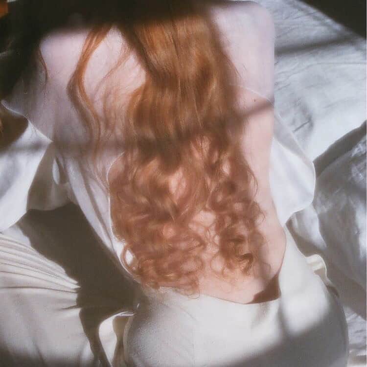 大石亜里紗のインスタグラム：「. –––––––––––––––––––––––––––– . ブロンドは女の子の憧れ🐄🌿 . –––––––––––––––––––––––––––– . . #crea_arisa 大人気のおススメカラー🌿 #ミルクたっぷりカラー🥛 . 色素薄い外国人のような 赤味のないカラーなら お任せください👩🏼💐 . . #色素薄い系 #シアカラー  #透明感  #ベージュカラー #クリーミーベージュ #ブロンドベージュ  #ブロンドヘア」