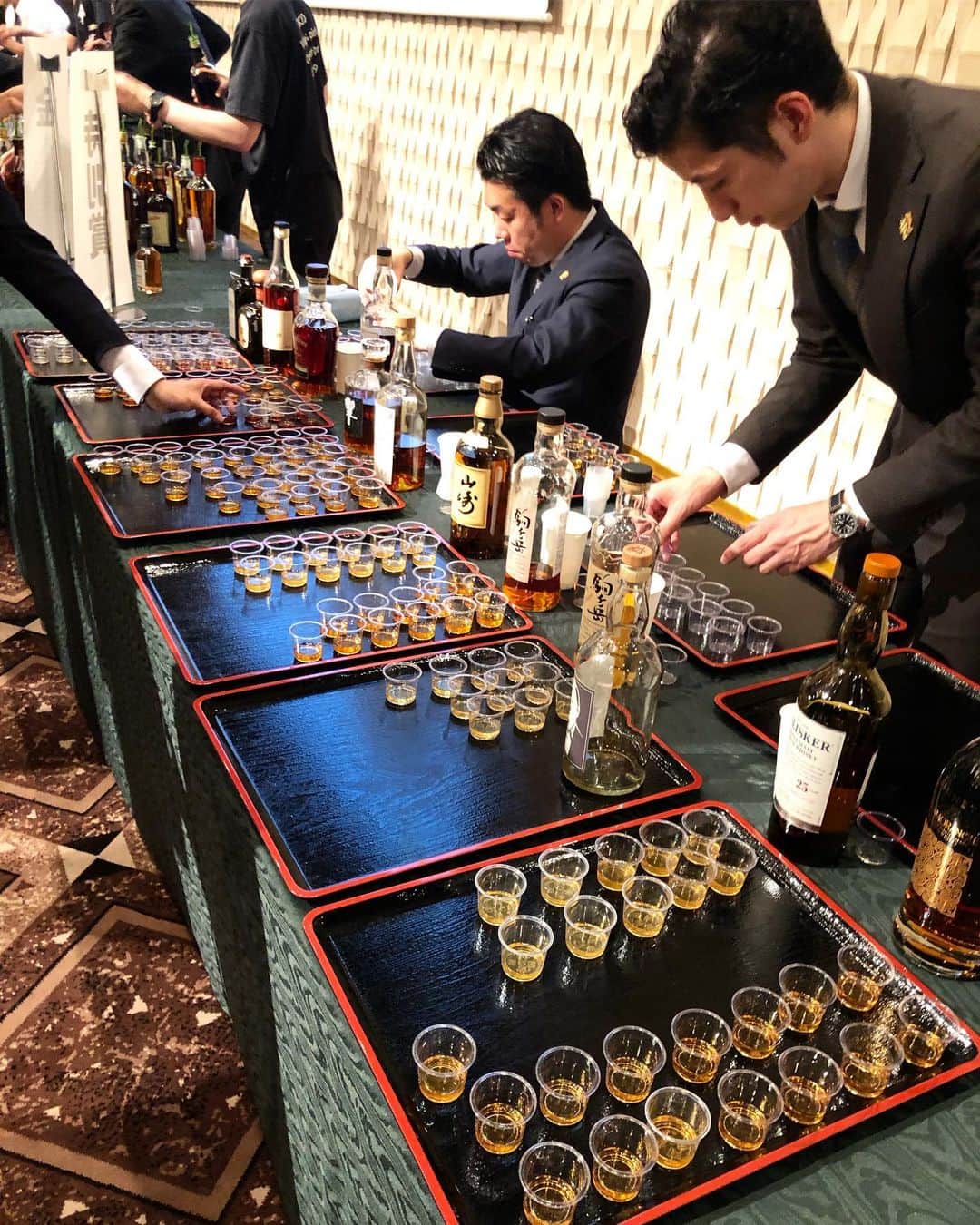 トムセン陽子さんのインスタグラム写真 - (トムセン陽子Instagram)「週末、日本で初開催された「Tokyo Whisky & Spirits Competition」の授賞パーティーに参加してきました。 アイラ島の旅で大変お世話になったウイスキー界のレジェンド、土屋守先生や一緒にツアーに参加した仲間たちと、アイラ島ぶりに再会！！ 旅をすると、もうね、ファミリー感でますね。他人の気がしない笑！ 嬉しすぎる再会でした。 こうやってウイスキーの輪が広がっていっていることに、最高の喜びを感じています。 今回のコンペティションで受賞したウイスキーの中で私が試飲させていただいたものに関しては、ウイスキー専用アカウントにアップしていますので、よかったらぜひチェックしてください！→ @whiskytommy . . . #1枚目は土屋先生と #2枚目が先生とアイラ仲間のおじさまたちと #パーティー後も飲みに行ったよ #ウイスキーの話が心置き無くできる #最高の仲間 #嬉しい #次はどのイベントで会えるかな #楽しみ #最後の写真は #スコットランドの名物料理 #ハギス #whisky #scotch #twsc #ウイスキー」6月11日 10時58分 - yokothomsen