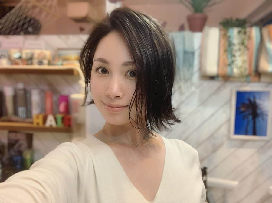 寺田有希さんのインスタグラム写真 - (寺田有希Instagram)「髪の毛を本番仕様に🥴✂︎✨ 少し切って、色を戻してきたよ〜！真っ黒にせず、アッシュにするのがお気に入り🥴✨ ・ ・ さあて！ 明日から本番や！！頑張るどん🥴💪✨ ・ ・ 『推定恋愛+』 @suitei_renai ・ ・ #舞台 #本番 #推定恋愛  #haircolor #hairstyle #hairstyles #hairs  #寺田有希 #teradayuki」6月11日 11時10分 - terada_yuki