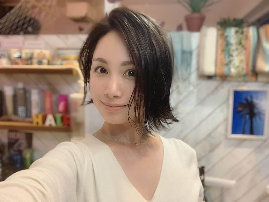 のインスタグラム：「髪の毛を本番仕様に🥴✂︎✨ 少し切って、色を戻してきたよ〜！真っ黒にせず、アッシュにするのがお気に入り🥴✨ ・ ・ さあて！ 明日から本番や！！頑張るどん🥴💪✨ ・ ・ 『推定恋愛+』 @suitei_renai ・ ・ #舞台 #本番 #推定恋愛  #haircolor #hairstyle #hairstyles #hairs  #寺田有希 #teradayuki」