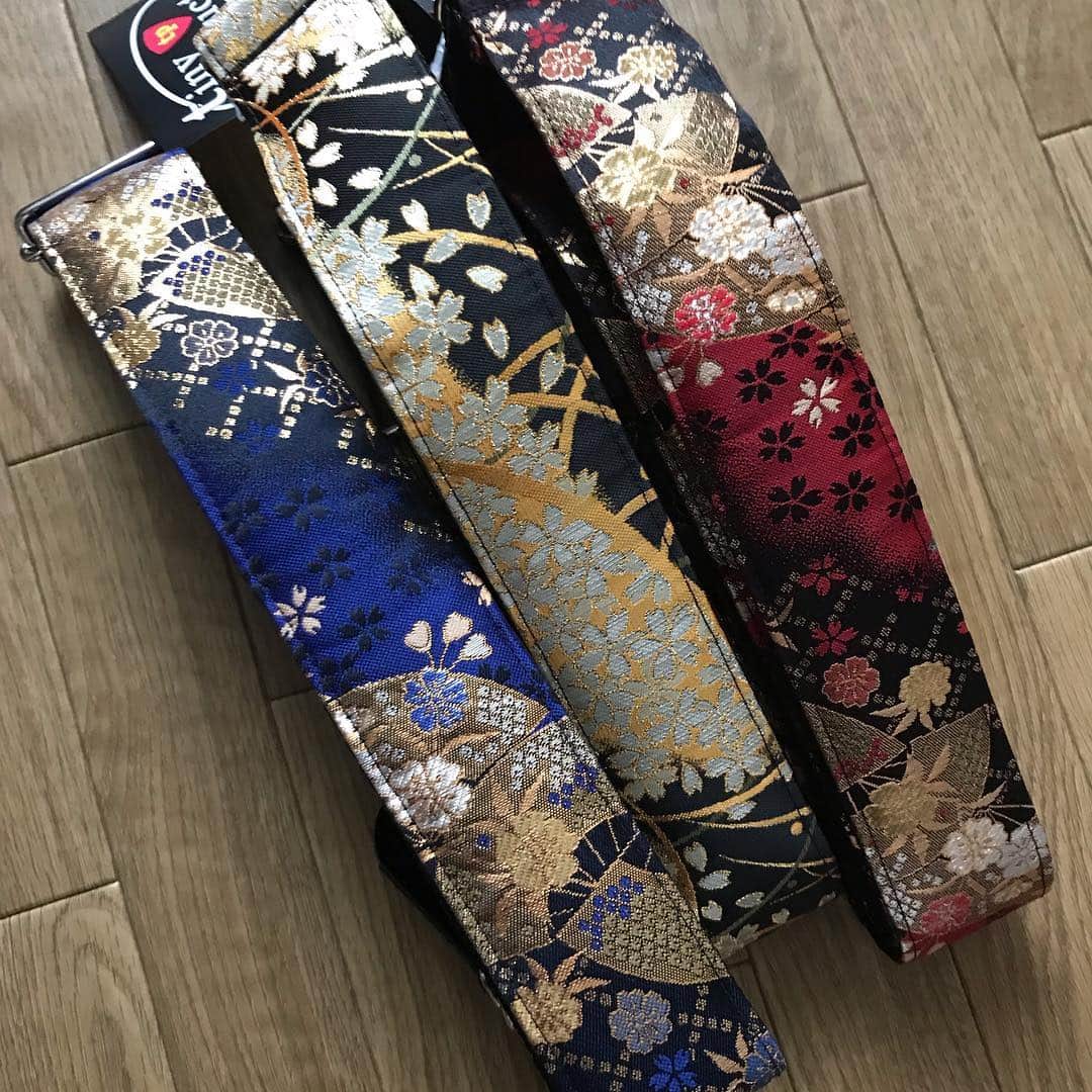 Larry のインスタグラム：「TREASURE POWER / tiny productsより京都西陣織の金襴生地を使用した和柄ギターストラップが届きました。 ありがとうございます！！ 6/16のサタニックカーニバルからはこのストラップで！」