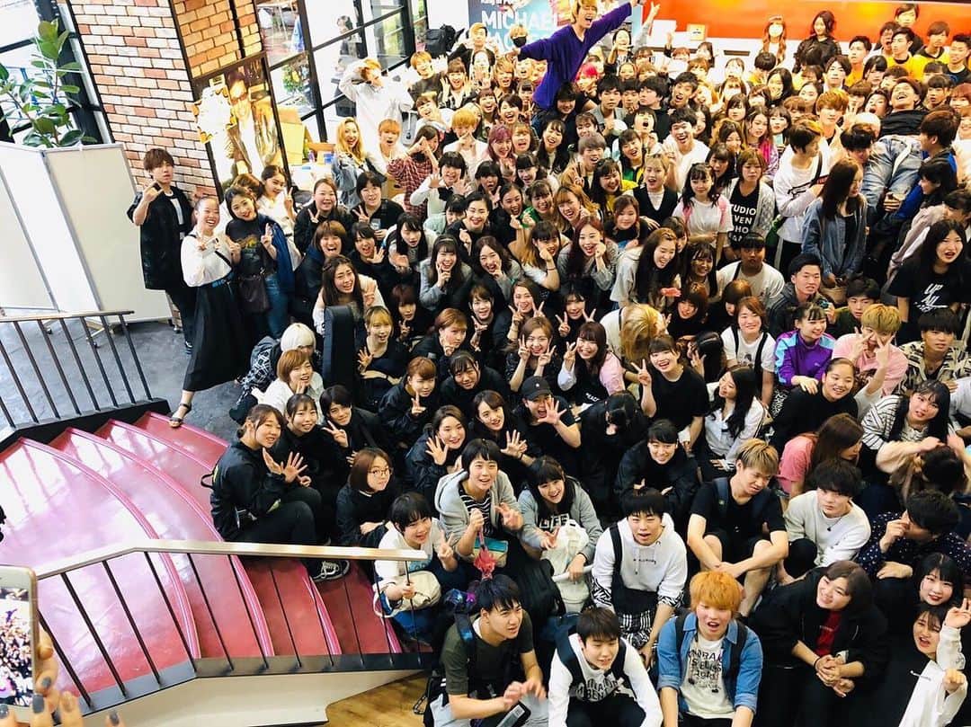 Tokyo School of Music&danceさんのインスタグラム写真 - (Tokyo School of Music&danceInstagram)「2019/06/08(sat)〜09(sun) TSM学園祭"西葛祭" 〜令和元年かましな祭！〜 @tsmgakuensai.2019 . . 無事に終了いたしました🌷 天気も心配されていましたが、日中は雨雲を吹き飛ばし、大盛況🙌✨ 令和初の学園祭2日間は…、なんと！2,000名を超えるお客様にお越しいただき、 昨年を超え、そして過去最多のご来場数となりました‼️👏👏✨✨ 沢山の方に足を運んでいただき、誠にありがとうございました🤩✨✨ . . ご出演いただいたスペシャルゲストの皆さま、 前夜祭を盛り上げてくれたTSM365の皆さん、 パフォーマンスしてくれた学生さん、 各お店を盛り上げた学生さん、 そしてこの2日間を何週間も前から準備・運営してくださった裏方スタッフの皆さん、 本当に本当にありがとうございました🙏✨ お疲れ様でした🔥🔥 . . 来年の学園祭も6月に開催予定！ぜひ遊びに来てくださいね🌷✨ そして学校では昨日よりまた授業が始まりました👀 体調には気をつけて、頑張っていきましょう！✊✨ . ♬*.+゜ #TSM #東京スクールオブミュージックandダンス専門学校 #東京スクールオブミュージック #学園祭 #西葛祭 #西葛西 #令和 #エンターテイメント #TSM365 #令和元年かましな祭」6月11日 11時10分 - tsm_musicdance