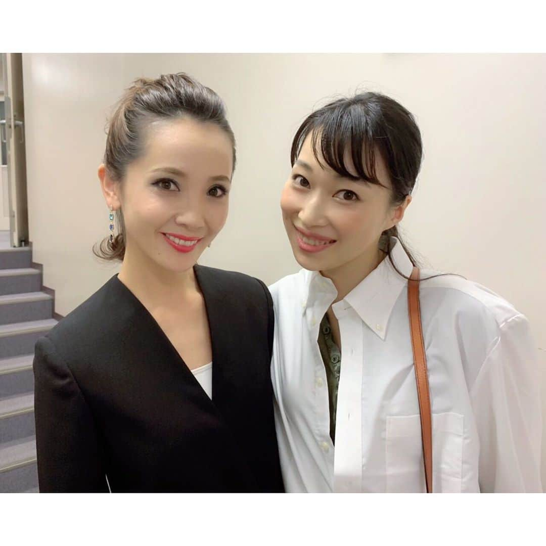 海隼人（有馬佐織）さんのインスタグラム写真 - (海隼人（有馬佐織）Instagram)「るりさんにお花を渡す前の あやちゃんと❤️😆❤️ ・ ・ #日比谷#東京宝塚劇場#月組#千秋楽 #壱城あずさ さん#あやちゃん #happy#smile#89期#90期 #ちゃっかり記念撮影#w #元宝塚#宝塚og #海隼人」6月11日 11時06分 - saorimahalo