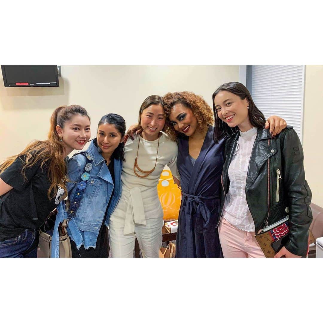 エミ・マイヤーのインスタグラム：「Love you sis I am so proud of you You blew us away with your confidence and natural grace, everything you have done has prepared you for this and you make it look breezy’ Can’t wait to come see you again towards the end of the run! So much acrobatic excitement, amazing crew  @crystalkayofficial @yu_shirota @chetwalker9 @pippin_duck ・ ・ ・ ・ ・ ・ ・ ・  #girlsnight #girlsnightout #pippin #pippinthemusical #hikarie #ピピン #ガールズナイト #ヒカリエ #👯‍♀️ : @hidemischlag 🤣」