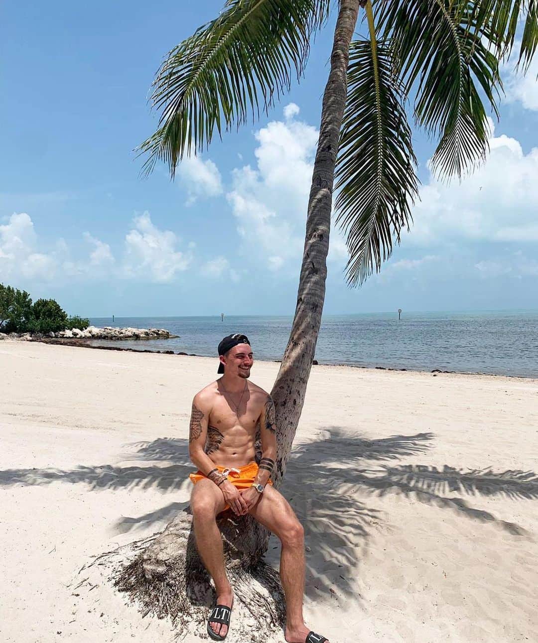 のインスタグラム：「Good vibes ☀️🌴」