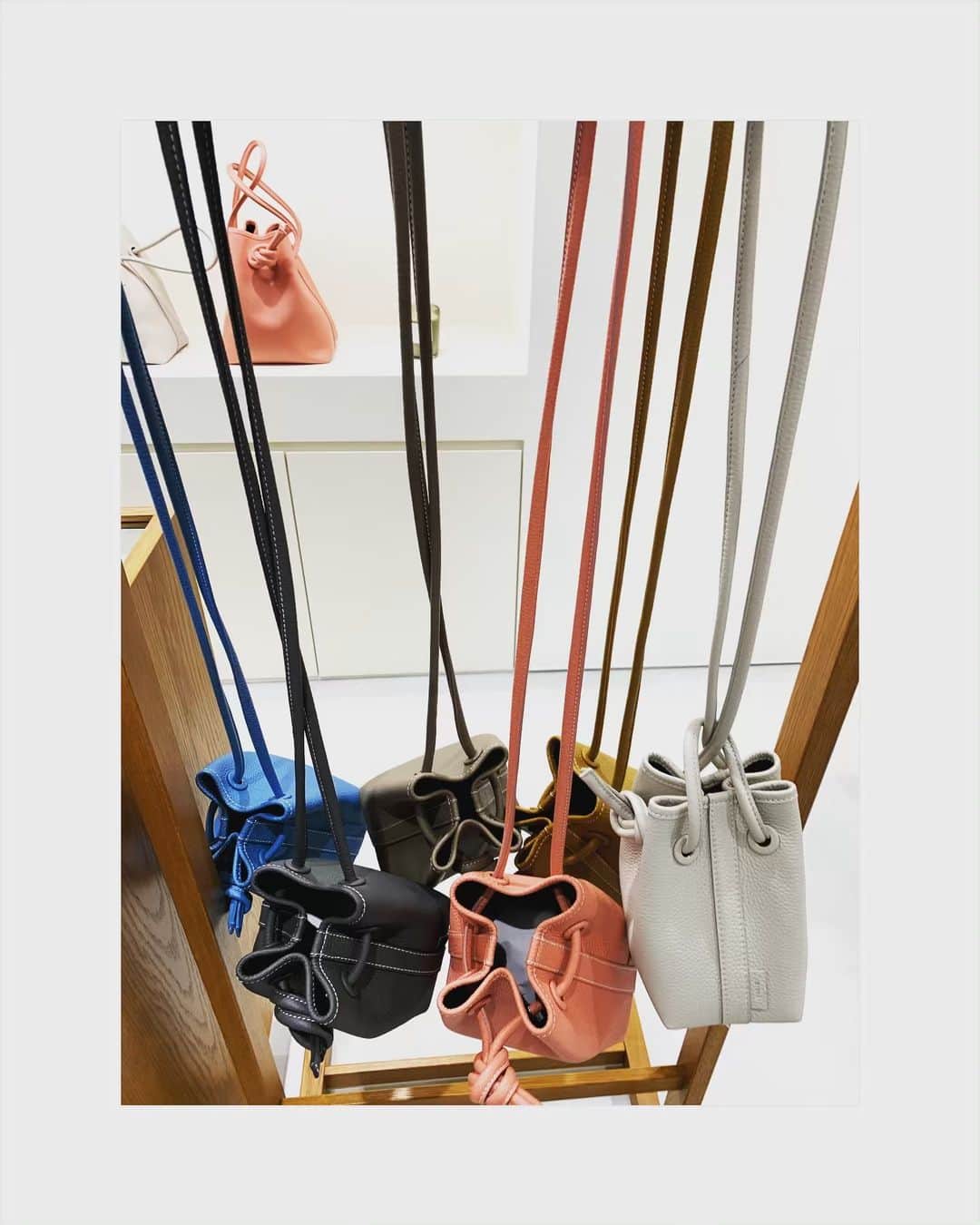 小林 ディスカスさんのインスタグラム写真 - (小林 ディスカスInstagram)「先日は、 VASICの展示会にお邪魔しました👱🏾‍♂️ デザイナーさんのセンスが、 とても映えるBAGたち👱🏾‍♂️✨💯👜 純ちゃんにも、 久々会えましたっ👱🏾‍♂️💙💙💙🙏🏾 マーシー、ありがとう🙏🏾 #tokyo #japan #fashion #bag #itbag #ny #バック #ファッション #exhibition #東京」6月11日 11時14分 - discus_kobayashi