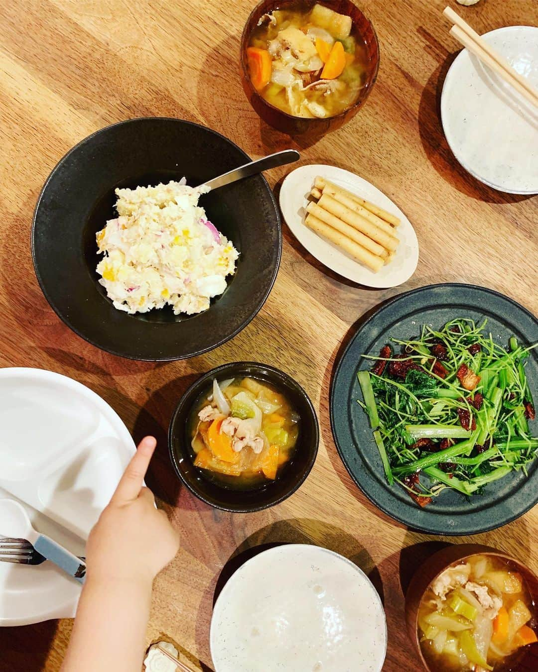 安田美沙子さんのインスタグラム写真 - (安田美沙子Instagram)「晩ご飯。 豚汁、ポテトサラダ、小松菜と豆苗のドライトマト炒め。 家族で夕方にパン屋さんでパンを食べすぎたので、お野菜だらけご飯にしました😊❤️✨ . . . #instagood #instafood #dinner #定番メニュー #野菜たっぷり @chefoodo_woman @chefoodo #みさこクッキング」6月11日 11時24分 - yasuda_misako