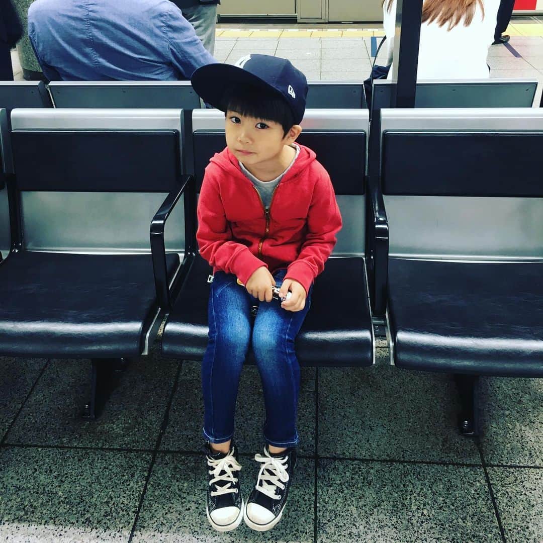のインスタグラム：「今日は太助とお出かけ。 人生初の美容室へ。」