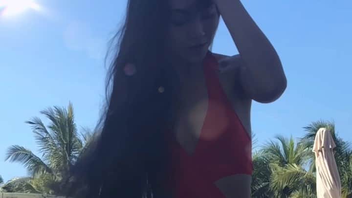 のインスタグラム：「【English follows ⬇︎】 ดานังสนุกมากมาย ❤️皆さん！ただいま！マキのベトナム ダナン旅の動画をみてみて！（笑） 今回宿泊したホテルはグランド トゥーラン ホテルで空港からタクシーで10分ぐらい、ミーケビーチが真前！利用した部屋はPremier Deluxe Ocean Viewがめっちゃ広くて毎日部屋から見える海と朝日は絶景！ 部屋には無料のお水や果物が置いてあるし、朝食のビュッフェは盛りだくさん。ベトナム料理も楽しめます！スタッフの皆さんの笑顔とサービスが最高です。この値段は日本ならビジネスホテルしか泊まれない（笑） ここから人気海鮮レストランまでに歩いて行ける距離で 観光地にアクセスしやすかった。ダナンに行ったらまた利用しようっと❤️ Hi there! I'm in Japan right now! I went to Danang(vietnam )last week and It's my first time to been there. I stayed at Grand Tourane Hotel. My khe Beach it's in front of the hotel ,just 5 min for go to the centre city and easy access for go to travel spot. Beautifully view of the ocean and sunrise from the room made me felt happiness everyday. the staff are very nice and warm service.  so,i really had a good time ,relaxed and enjoyed with the spa,pool,delicious breakfast and dinner! I'll stay here again when i visit to Danang on September!  By the way,don't forget to wacth my video 😂 Thank you💋❤️ #ดานัง #เวียดนาม  #danang  #vietnam  #mykhebeach #hoian #banahills #🎥 #video #movie #travel #travelphotography #travellover #旅動画 #旅行好きな人と繋がりたい #女子旅 #ダナン  #ベトナム #最高 #🇻🇳 #動画編集 #動画編集してる人と繋がりたい」