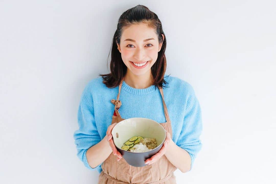 熊澤枝里子さんのインスタグラム写真 - (熊澤枝里子Instagram)「梅雨入りしましたね☔️ ちょっとどんより重くなりがちな時は、 サッパリしたもの、酸っぱいもの、柑橘系などで気分を上げて巡らせてこー✨ ・ 私は今日のお昼は「すだちうどん」でさっぱりしよーっと。 ・ 薬膳連載でもこれ載せてます。 効能や今時期にいいことも書いてるよ🙌 ・ https://yolo.style/fo_or190607_003/ ・ 「yolo web」→検索「熊澤枝里子」で出てくるよ🙌 ・ ストーリーの「薬膳連載」にもリンク貼ってます✅」6月11日 11時32分 - kumazawa_eriko