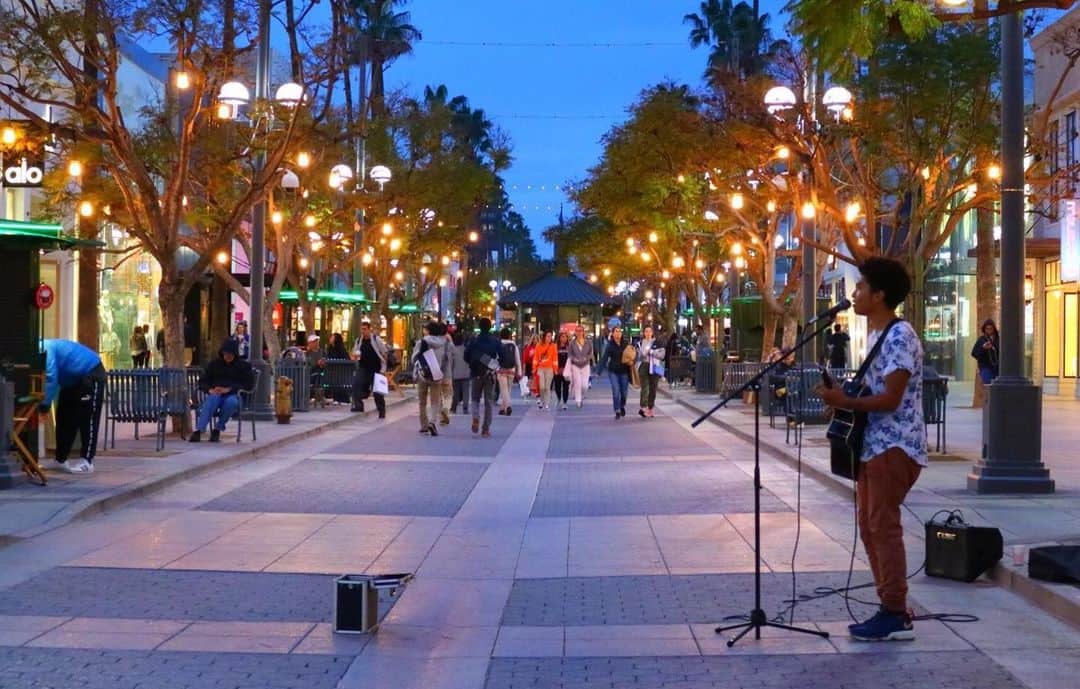 アメリカ大使館さんのインスタグラム写真 - (アメリカ大使館Instagram)「だんだん陽が長くなってきて、夕方くらいの時間に外を歩くのが気持ちいい季節になりましたね🌇  LAの海の近くのこの場所も散歩がとにかく気持ち良いです〜 . #us #usa #america #california #la #santamonica #street #walk  #evening #musician #artist #beach #shops #restaurant #sky #アメリカ #カリフォルニア #サンタモニカ #散歩 #留学 #旅行 #ビーチ #西海岸 #買い物 #散策 #ストリート #studyabroad #westcoast #travel」6月11日 17時17分 - usembassytokyo