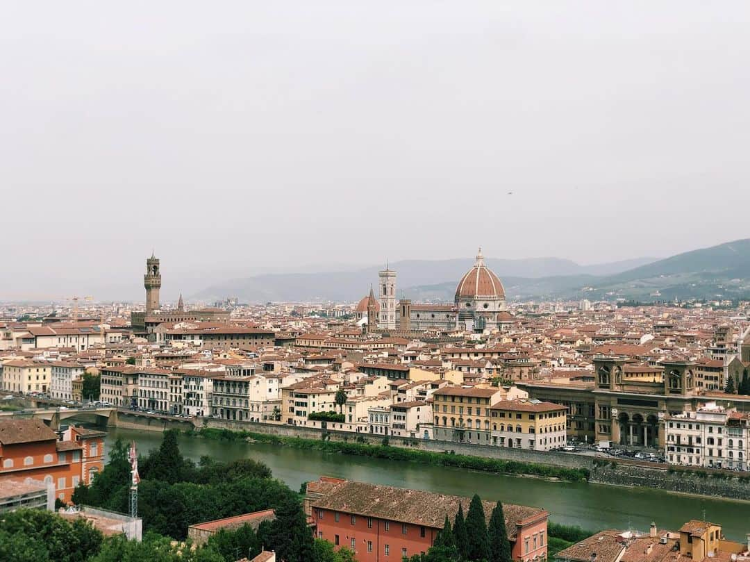 秋元梢さんのインスタグラム写真 - (秋元梢Instagram)「フィレンツェの街を一望できるPiazzale Michelangeloへ😆🇮🇹✨ ダビデ像(レプリカ)は、足場が組んであったためお尻しか見れなかった😛🍑 (撮影が早く終わって、予定外の空き時間ができてラッキー✌🏻) #firenze #ダビデ像のお尻」6月11日 17時12分 - akimoto_kozue