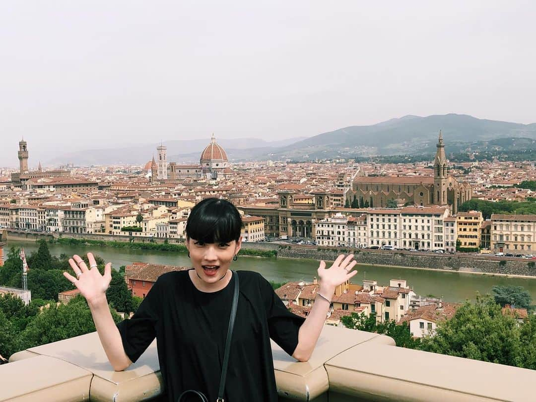 秋元梢さんのインスタグラム写真 - (秋元梢Instagram)「フィレンツェの街を一望できるPiazzale Michelangeloへ😆🇮🇹✨ ダビデ像(レプリカ)は、足場が組んであったためお尻しか見れなかった😛🍑 (撮影が早く終わって、予定外の空き時間ができてラッキー✌🏻) #firenze #ダビデ像のお尻」6月11日 17時12分 - akimoto_kozue