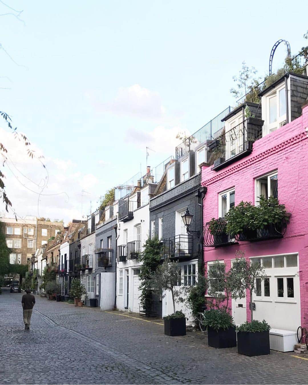@LONDON | TAG #THISISLONDONさんのインスタグラム写真 - (@LONDON | TAG #THISISLONDONInstagram)「Brighter skies in #NottingHill ☀️ / 📸 courtesy of @belleannee 💗 ~ #thisislondon #london #londonmews」6月11日 17時12分 - london