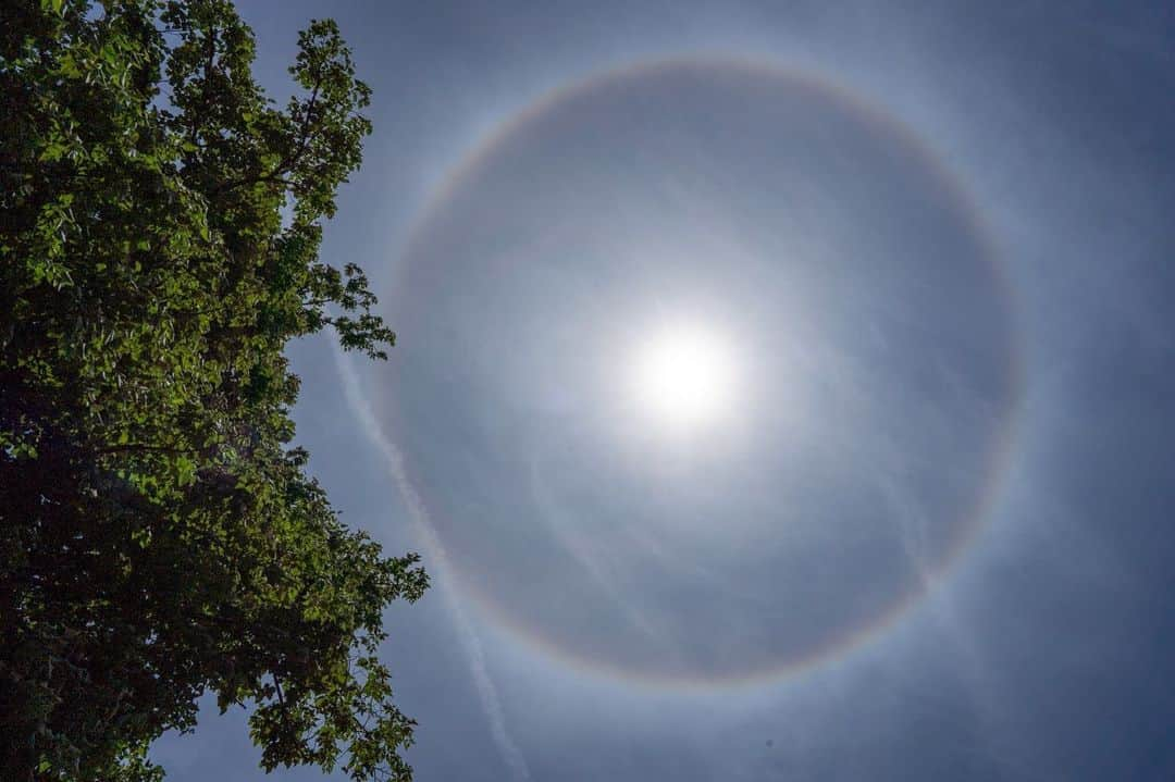 山人さんのインスタグラム写真 - (山人Instagram)「日輪が出ました。 We enjoyed sun halo.  #夏の思い出 #洗濯日和 #太陽 #halo #sun #summer #holiday #夏休み #旅行計画 #夏休み旅行 #東北の夏 #岩手の夏 #グリーンのある暮らし #観葉植物 #美味しい空気 #大自然 #relax #relaxing #healing #リラックス #ハーブティー #いい天気 #whataniceday #西和賀町 #yamado #山人 #日光浴」6月11日 17時13分 - yamado.official