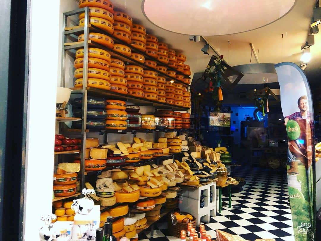 ザック・バランスキーさんのインスタグラム写真 - (ザック・バランスキーInstagram)「First time in Europe and Amsterdam is amazing🇳🇱🙌✨ #amsterdam #amsterdamfood #amsterdam_streets #somuchcheese #tokyoisyours #Coffee_Beer_Wine」6月11日 17時13分 - zackab10