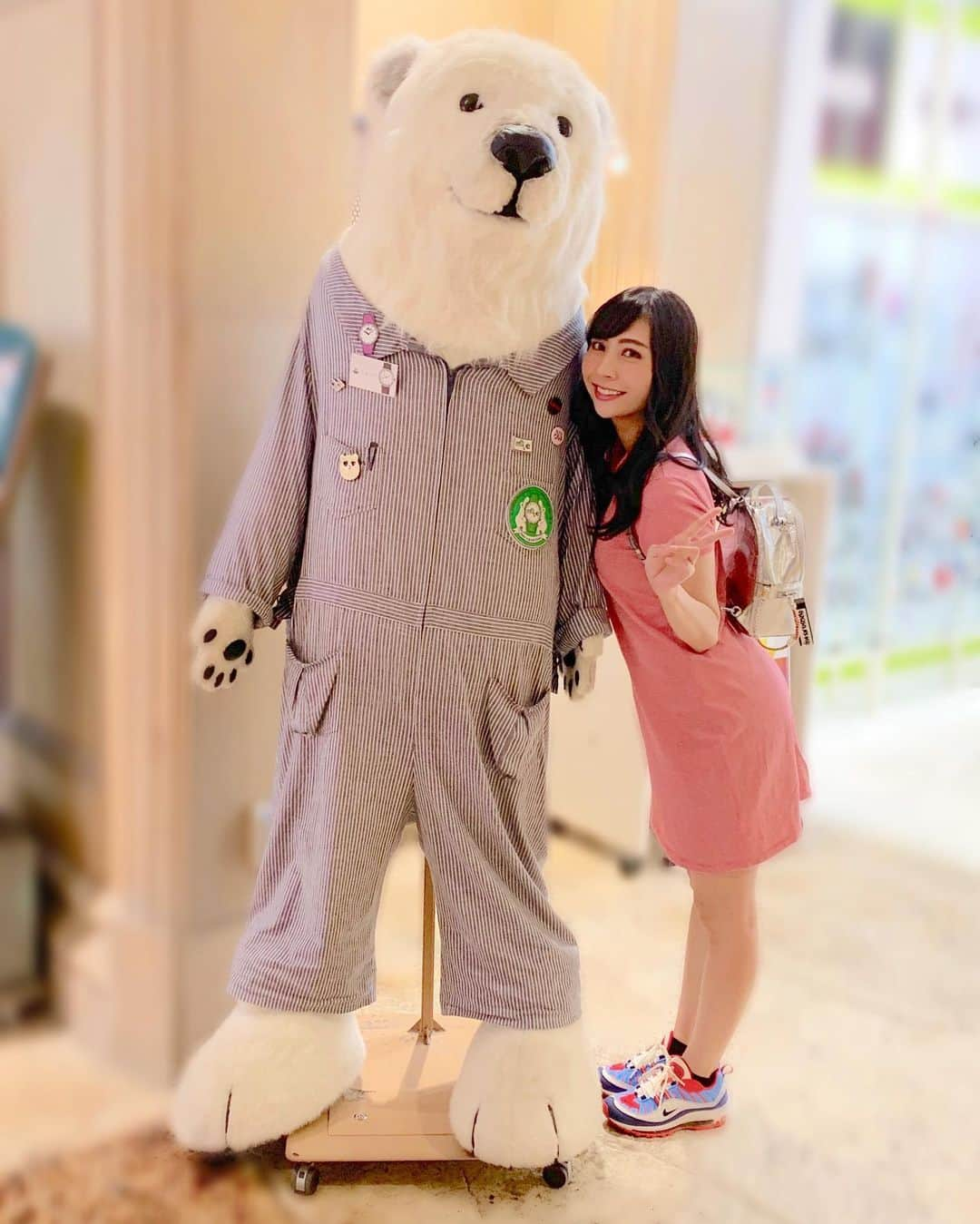 緑川ちひろさんのインスタグラム写真 - (緑川ちひろInstagram)「クマー！！明日から幕張メッセのインターロップ3日間います✨  #グラビア #グラビアアイドル #レースクイーン #キャンギャル #イベントコンパニオン #モデル #撮影会モデル #タレント #ハーフ顔 #黒髪ロング #笑顔 #写真好きな人と繋がりたい #お酒好きな人と繋がりたい #ポロワンピ #ラコステ #エアーマックス #ナイキ #クマー #pedobear」6月11日 17時13分 - chihiro_midorikawa