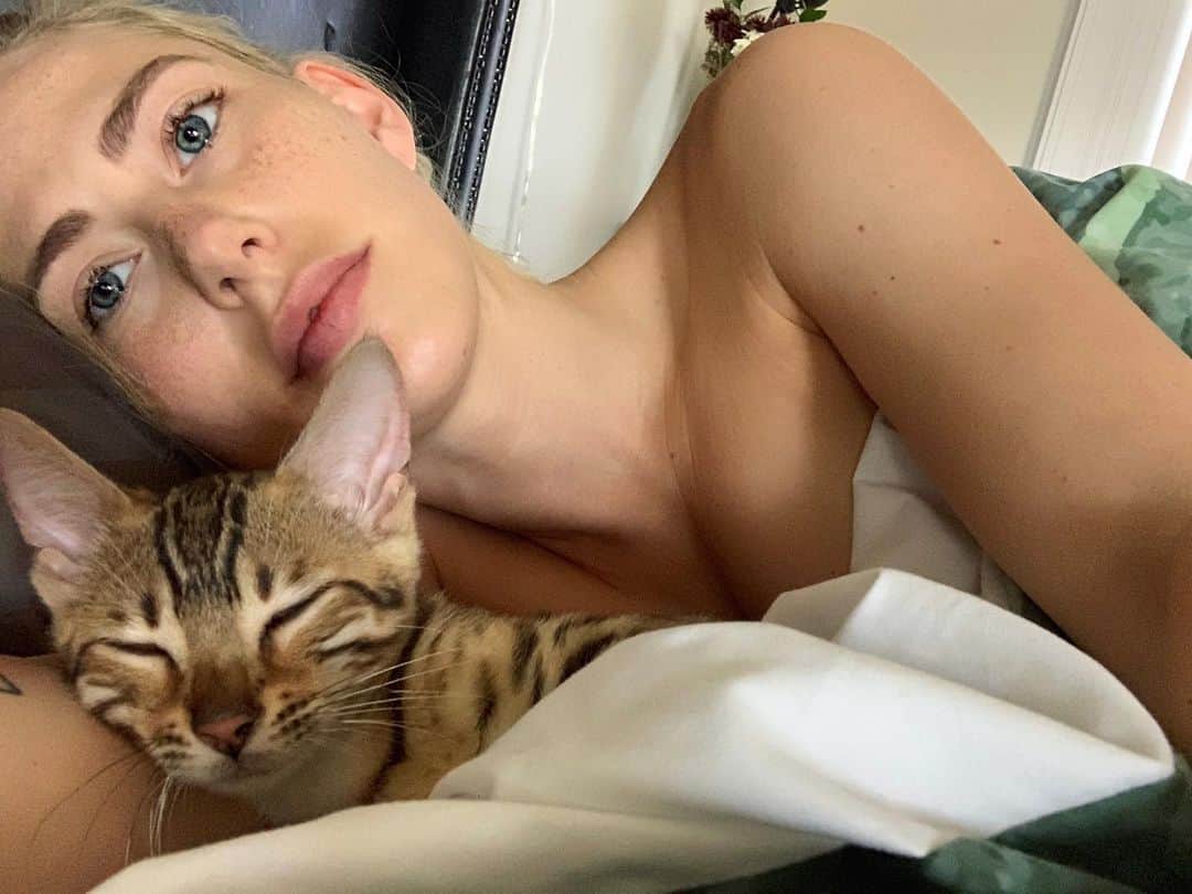 Carter Cruiseさんのインスタグラム写真 - (Carter CruiseInstagram)「been stuck in the Houston airport for 9 hours now and all I wanna do is snuggle with sushi 😩」6月11日 11時48分 - cartercruise
