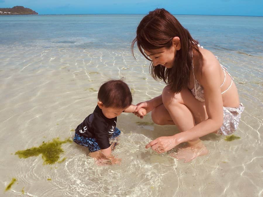 阿川麻美さんのインスタグラム写真 - (阿川麻美Instagram)「Tumon Bay beach..🏝﻿ ﻿ ﻿ お水大好き息子くん。初海でした。 移動が多いのが心配だったので写真2枚目のMarboticっていうおもちゃを持ってきたよ❤︎﻿ なんとiPadで英語や数字を楽しみながら学べるの！！﻿ 子供は絶対好きだと思う💕﻿ この子にだいぶ助けられてる旅行✈️﻿ ﻿ ﻿ またストーリーにでも遊んでる動画載せます💗﻿ おすすめだよ☺️﻿ ﻿ ﻿ ﻿ ベビの水着はこの日は﻿ @volcom 👶﻿ ﻿ ﻿ ﻿ ﻿ #マルボティック﻿ #marbotic﻿ #Modernity﻿ #モダニティ #水着 #水着コーデ  #水着姿﻿ #グアム旅行 #guam #guam旅行 #swimwear  #japanesegirl ﻿#タモンビーチ #ハワイ旅行 #mamagirl  #model  #ootd #海 #beach #主婦モデル  #レースクイーン #モデル #男の子ママ#フォローミー  #親子コーデ #生後11ヶ月#子連れグアム﻿ ﻿#晴れgirl #ここにitta #ベビ宿2020冬」6月11日 11時49分 - asamichi922