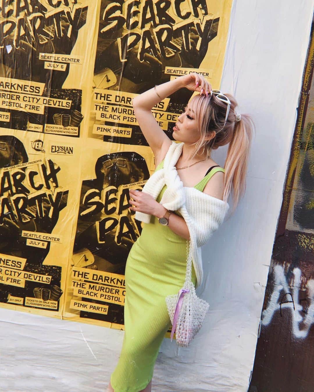 AikA♡ • 愛香 | JP Blogger • ブロガーのインスタグラム：「High pony + scrunchie was my elementary school every day hair and after 25 year still my fave hair do & I am living in it 💚👱🏻‍♀️Especially when you are tired of a messy hair bun! By the way, scrunchie is called Shu-Shu ( aka chouchou ) in Japanese 🇯🇵 What’s called in your language? 🇩🇪🇰🇷🇨🇳🇪🇸🇩🇰🇪🇬🇵🇭🇮🇹 ===== #aikaslovecloset #uoonyou #hmxme #hairandstyles #mypersonalstyle #casualstyle #seattle」