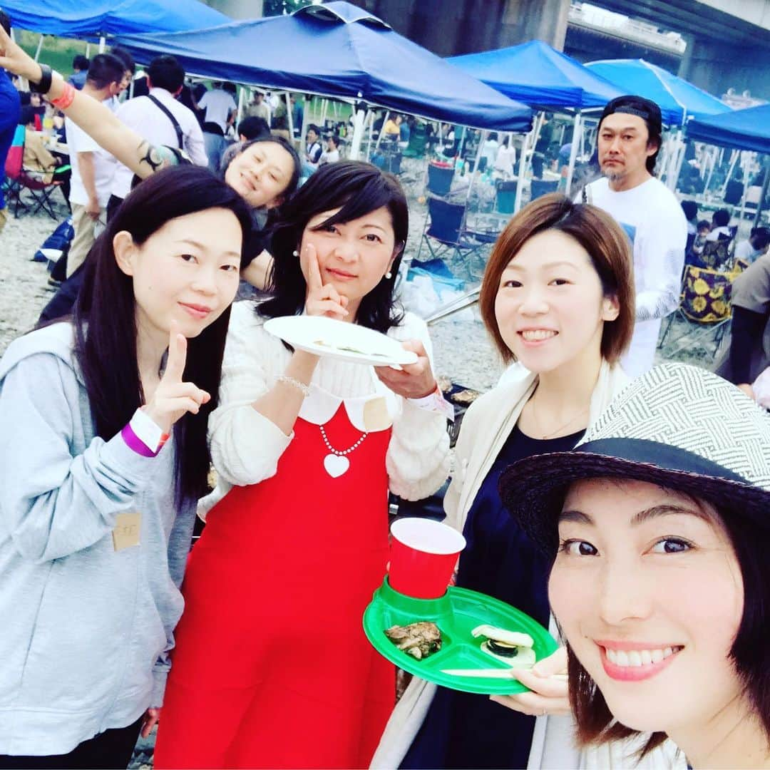 佐藤康恵さんのインスタグラム写真 - (佐藤康恵Instagram)「Yasu-con バーベキュー🍖大会in 玉川🌟🌟🌟たくさんの人にご参加いただき、雨も途中降りましたがそれもまた、バーベキューの醍醐味だったりもして、皆さんメチャメチャ楽しんでくださいました！ 本当にありがとうございました！ いろんな人と笑顔で交流できる時間は最高のご褒美だと思いました💖また、来月7/14にYasu-con バーベキュー🍖大会開催します！ぜひ、参加してね❣️ #最高の時間 #precious #actress #bbq #model #さとうやすえ #yasuesato #mama #佐藤康恵 #feelingood #バーベキュー」6月11日 11時53分 - yasuesato.official