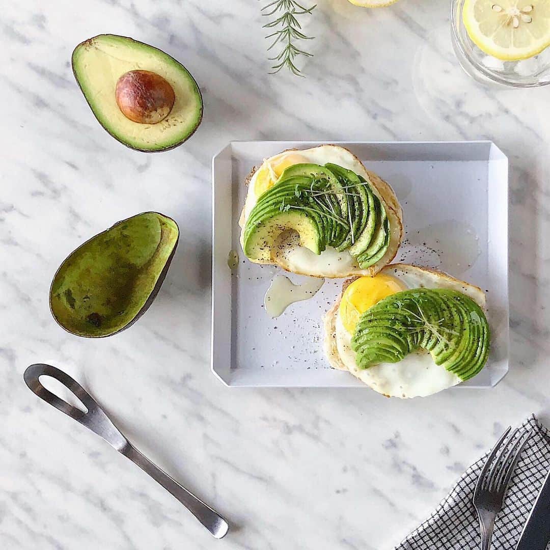UchiCookさんのインスタグラム写真 - (UchiCookInstagram)「How many of you are addicted to avocados🥑!? We know a lot of you guys are🙋‍♀️🙋‍♂️⠀ ⠀ Plus, avocado toast has been a THING for a while now. It’s easy to make, cute to be an IG post and super DELICIOUS✨⠀ ⠀ So we made a kitchen tool to make your 🥑 life easier! Our stainless steel avocado scooper scoops the good stuff smoothly and beautifully out of the peel with just one motion! ⠀⠀ Learn more on uchicook.com 🔗⠀ • ⠀ • ⠀ • ⠀ #uchicook #vegetablescoopspoon #avocado #avocadoaddict #madeinjapan #kitchentools  #healthylife #easyrecipes #avocadoaddiction #avocadotoast #shopsmall #decor #design #lifestyleblogger #avocadorecipes #foodporn #kitchengoals」6月11日 12時02分 - uchicook