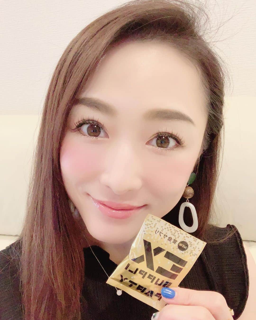 のインスタグラム：「EXサプリパーティ というサプリを頂きました✨ . お酒を飲む人には強い味方😆 . あんまり二日酔いとかならない私だけど、 お酒を飲んだ日にコレ飲むと 次の日スッキリ起きれる🙆‍♀️✨ . 優れものやぁ😆😆😆 . #EXサプリ #サプリ #Supplement #黒いカプセル が、また効きそうw #杏さゆり #SayuriAnzu」